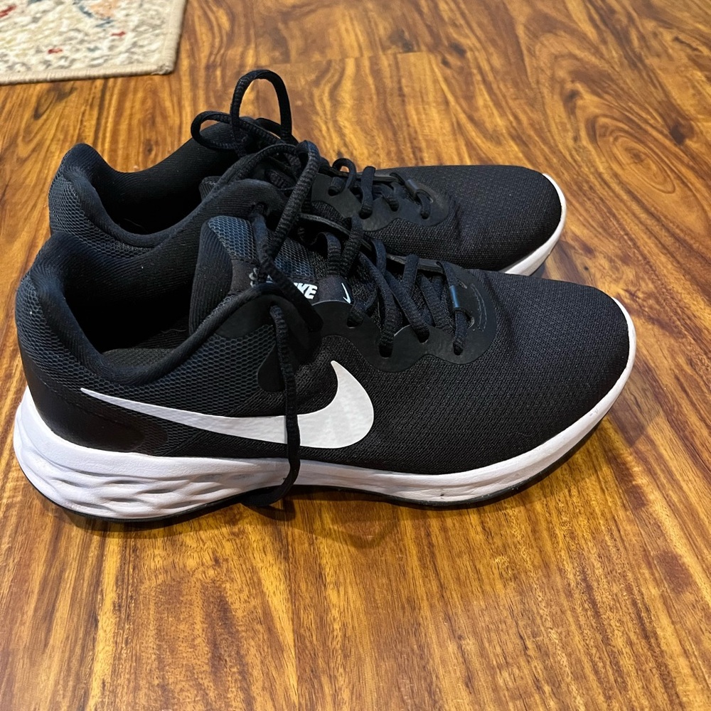 Black Nike tanjun sneakers. Excellent condition.